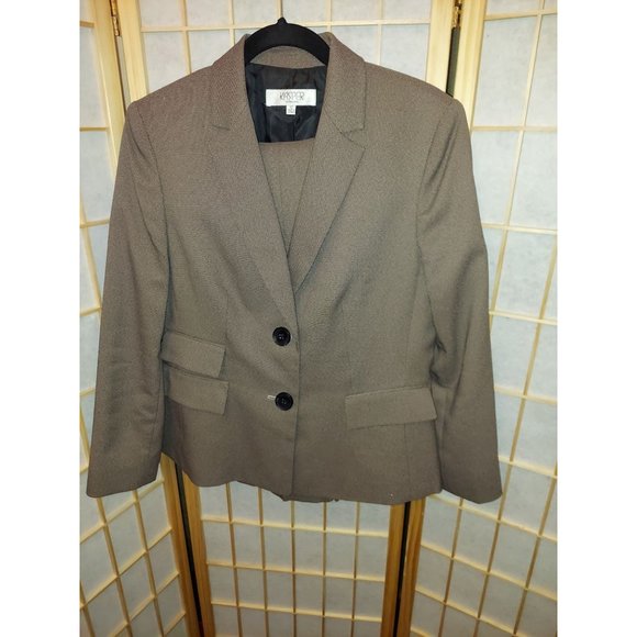 KASPER 2 Piece Pant Suit; Short jacket with straight style pants (Jacket Size 10 - Picture 2 of 6